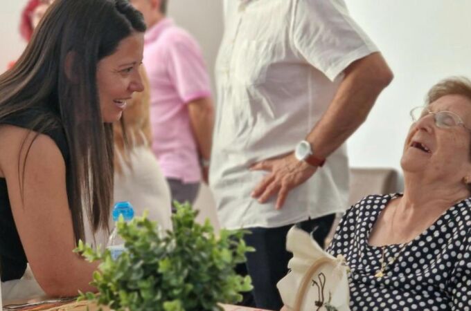 La consejera de Bienestar Social junto a una persona mayor