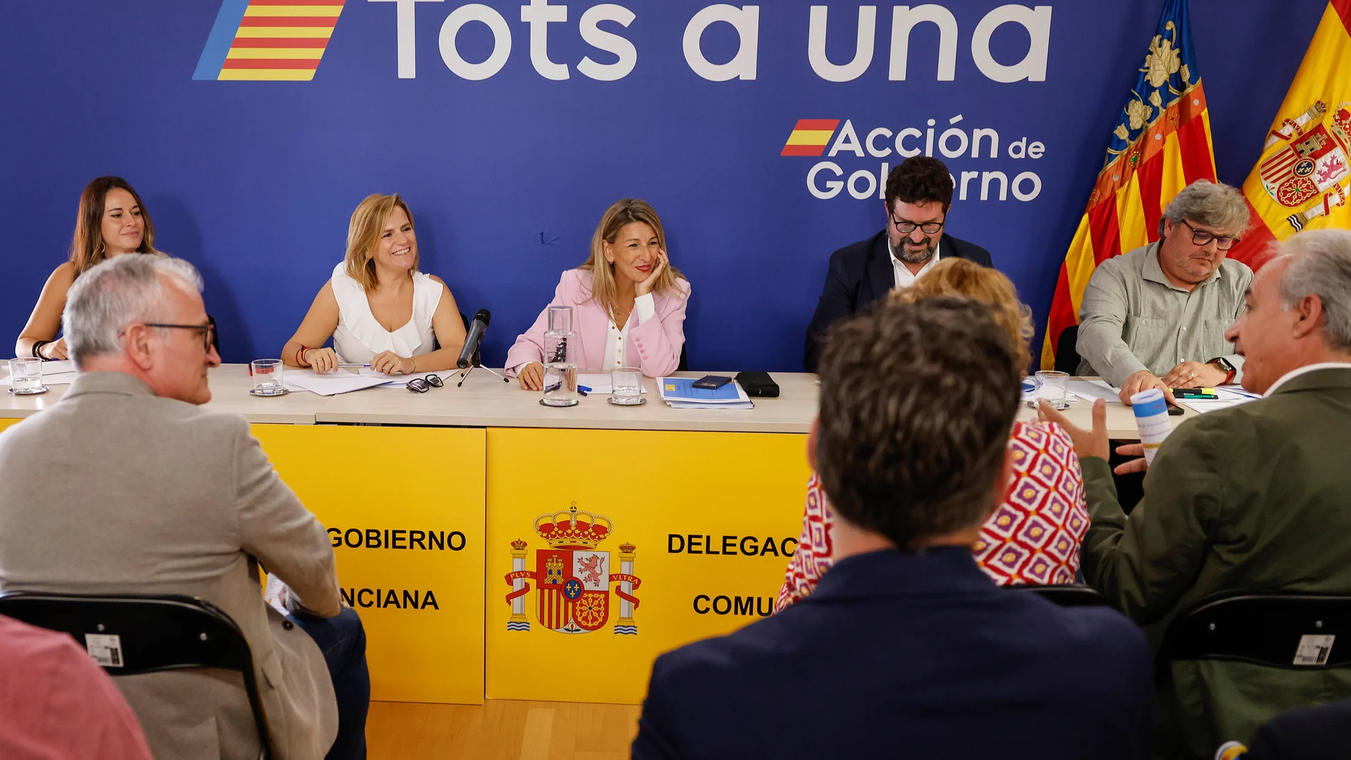 La vicepresidenta segunda del Gobierno y ministra de Trabajo y Economía Social, Yolanda Díaz (c), junto a la delegada del Gobierno de la Comunidad Valenciana, Pilar Bernabé (2i), durante su reunión con los alcaldes y alcaldesas de los municipios afectados por la dana, en la Delegación del Gobierno, a 3 de octubre de 2025, en Valencia, Comunidad Valenciana (España). El objetivo de la reunión ha sido comprobar la evolución de las medidas laborales adoptadas y proponer nuevas acciones. 03 OCTUB...