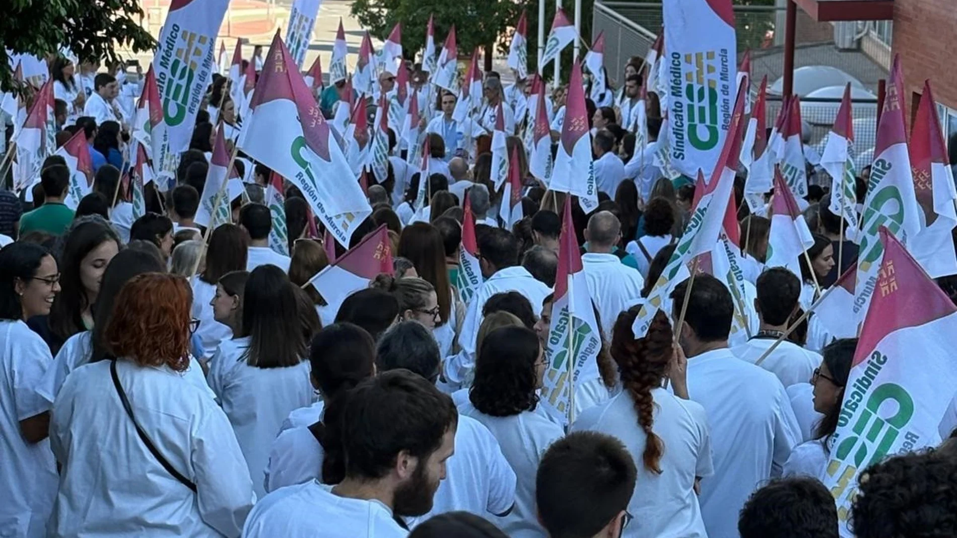 MURCIA.-Los médicos murcianos se manifiestan en contra de la propuesta del Estatuto Marco de Sanidad