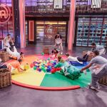 Los concursantes de 'MasterChef Celebrity 10' juegan al tragabolas