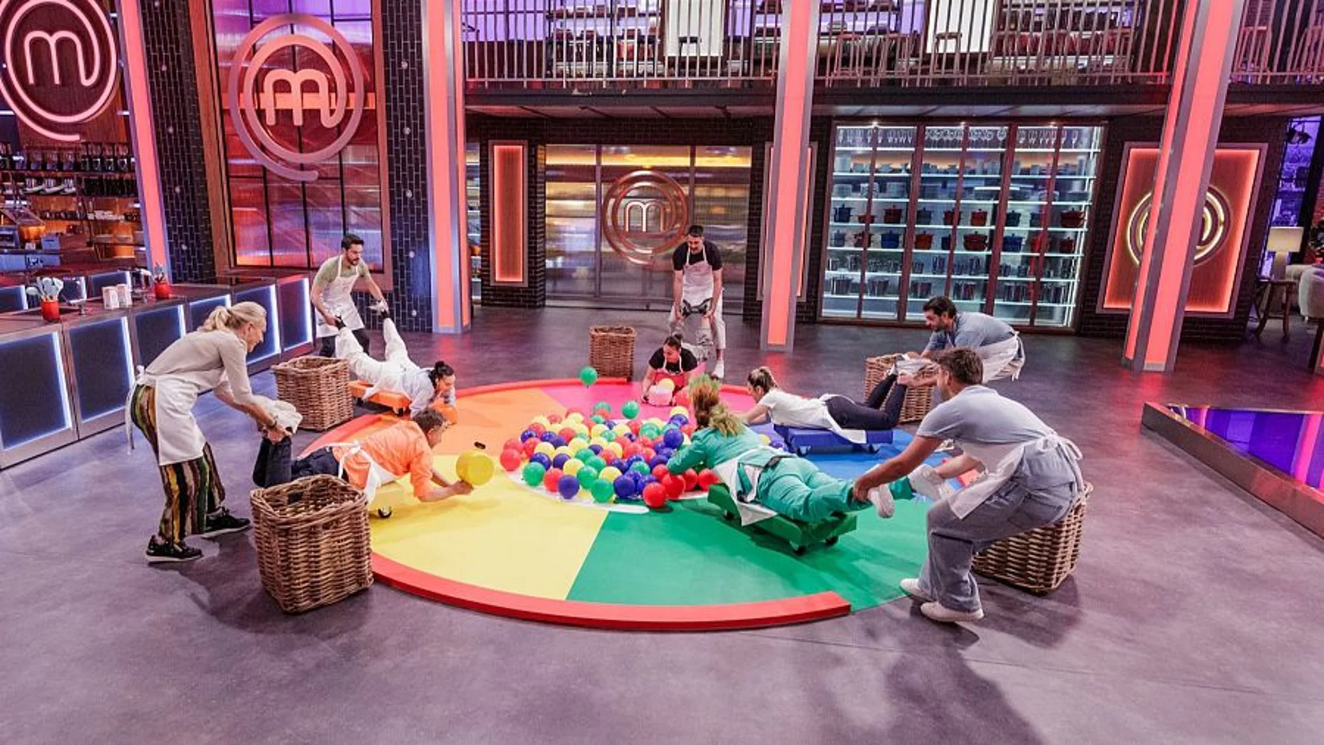 Los concursantes de 'MasterChef Celebrity 10' juegan al tragabolas