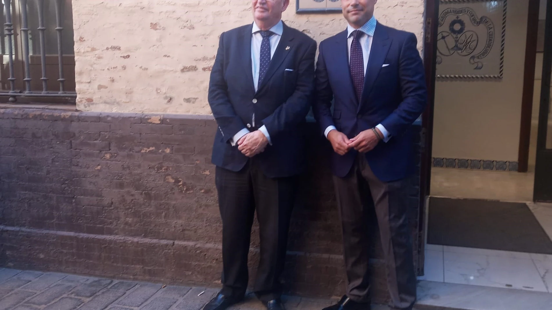 El presidente del Consejo de Hermandades, Paco Vélez, posa con el ya pregonero, José Antonio Rodríguez, en la puerta del órgano cofradiero, en la calle San Gregorio, poco antes de la rueda de prensa.EUROPA PRESS03/10/2025