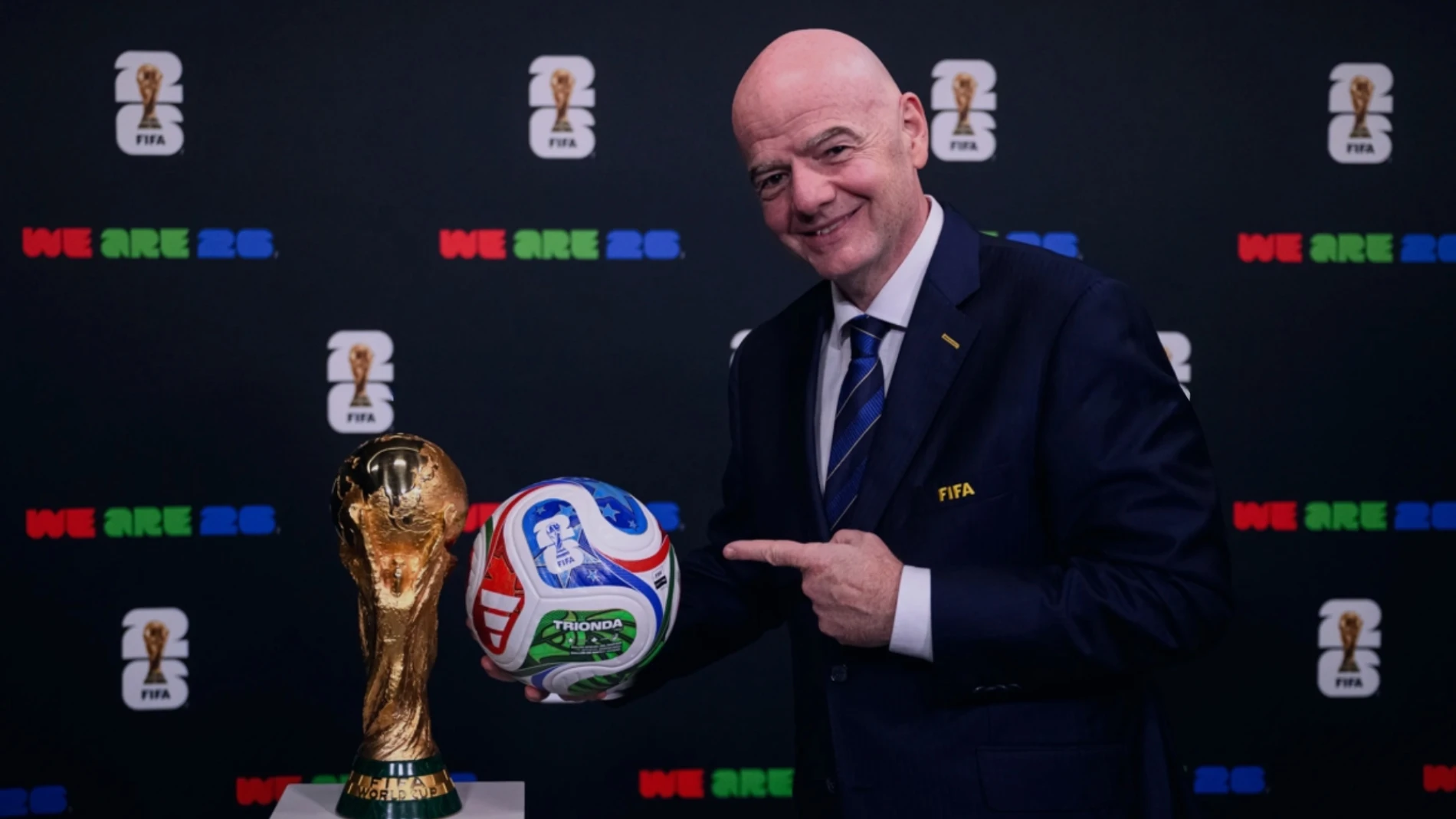 Gianni Infantino posando con el nuevo Adidas Trionda Pro, el balón oficial del Mundial 2026