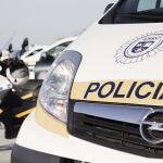 Imagen de archivo de vehículos policiales