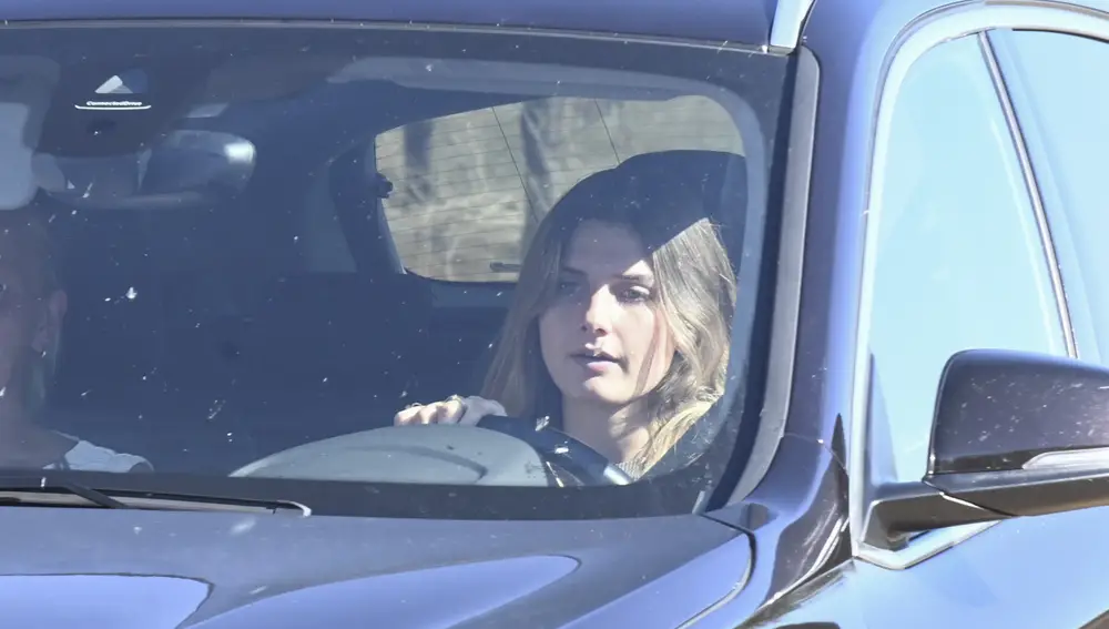 Amina Martínez de Irujo llegando a la preboda de su padre Cayetano y Bárbara Mirjan