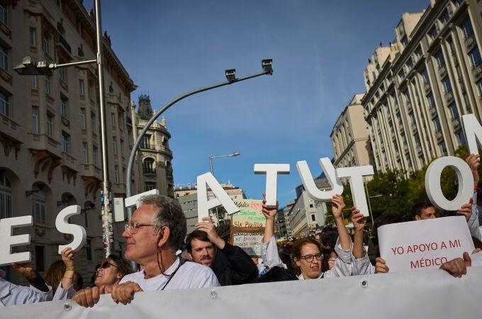Huelga de médicos nacional en España: manifestación contra el Estatuto Marco promovido por el Ministerio de Sanidad. Huelga de médicos nacional en España: manifestación contra el Estatuto Marco promovido por el Ministerio de Sanidad.