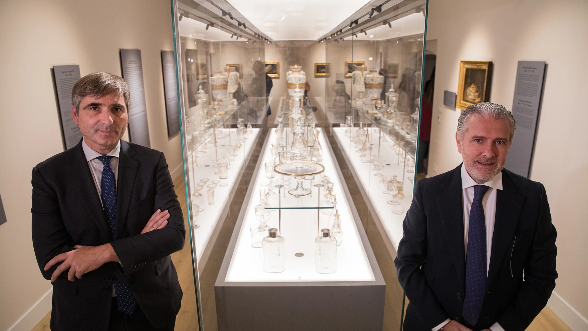 El Director Adjunto de Conservación e Investigación, Alfonso Palacio Álvarez; junto al presidente del Patronato De la Fábrica de Cristal de la Granja, Andrés Ortega la inauguración de la exposición permanente ‘La Real Fábrica de Cristales y los depósitos del Museo del Prado’.