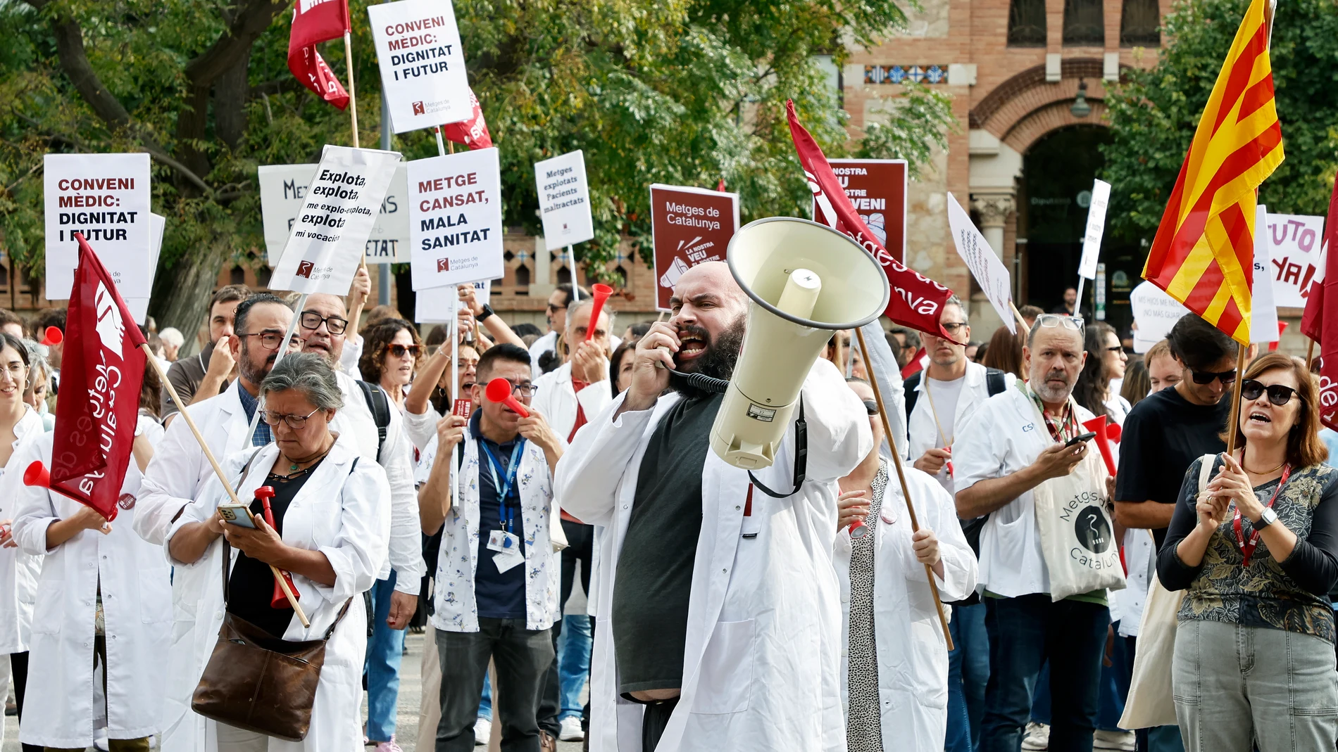 GRAFCAT2761. BARCELONA (ESPAÑA), 03/10/2025.-Concentración de médicos ante la sede del Departamento de Salud, este viernes en que el sindicato Metges de Catalunya, mayoritario entre los facultativos, secunda la huelga en el conjunto de España para protestar por la reforma del estatuto marco de los servicios sanitarios. EFE/ Andreu Dalmau