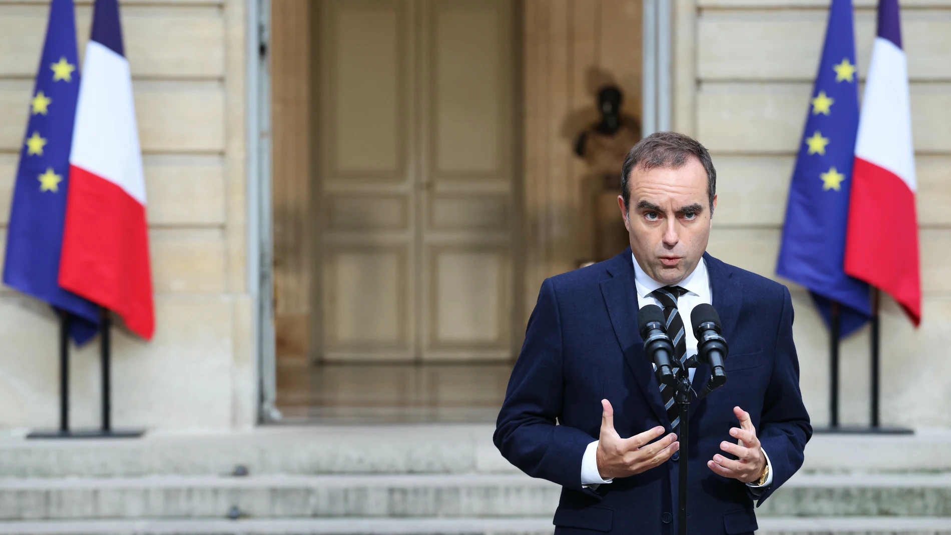 Paris (France), 03/10/2025.- French Prime Minister Sebastien Lecornu delivers a statement at the Hotel Matignon in Paris, France, 03 October 2025, ahead of consultations with political parties before the announcement of the new government. (Francia) EFE/EPA/ALAIN JOCARD / POOL MAXPPP OUT