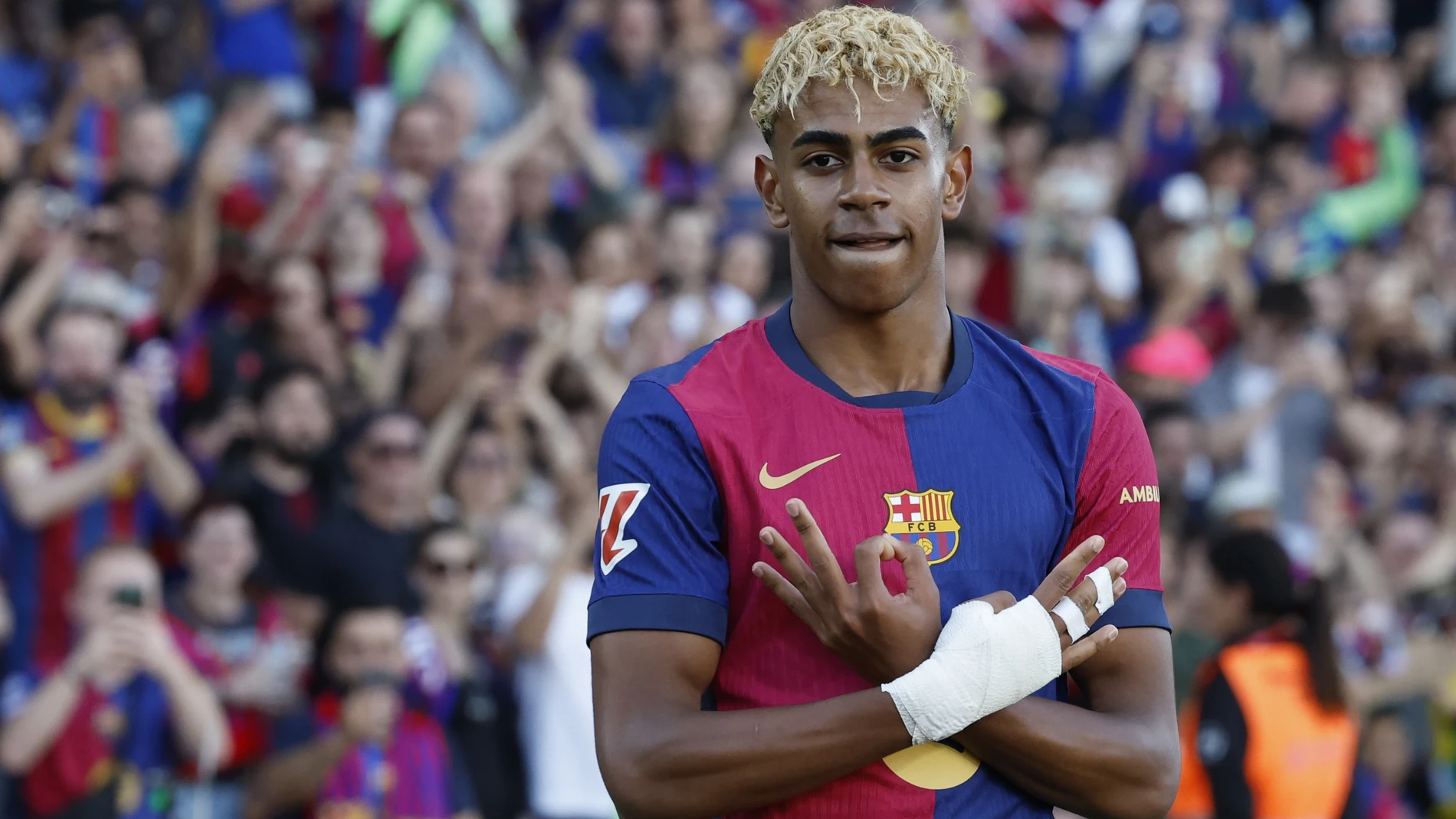 BARCELONA, 03/10/2025.- La última estrella mundial del fútbol, Lamine Yamal, no se olvida de sus orígenes en el barrio de Rocafonda y este verano ha blindado el gesto con el que celebra sus goles, el '304', los tres últimos dígitos del código postal de su barrio en Mataró (Barcelona), para una amplia diversidad de posibilidades comerciales en la UE, entre ellas prendas de ropa y deportivas de todo tipo y mochilas. En la imagen de archivo (17/05/2025), Yamal celebra el primer gol de su equipo ...