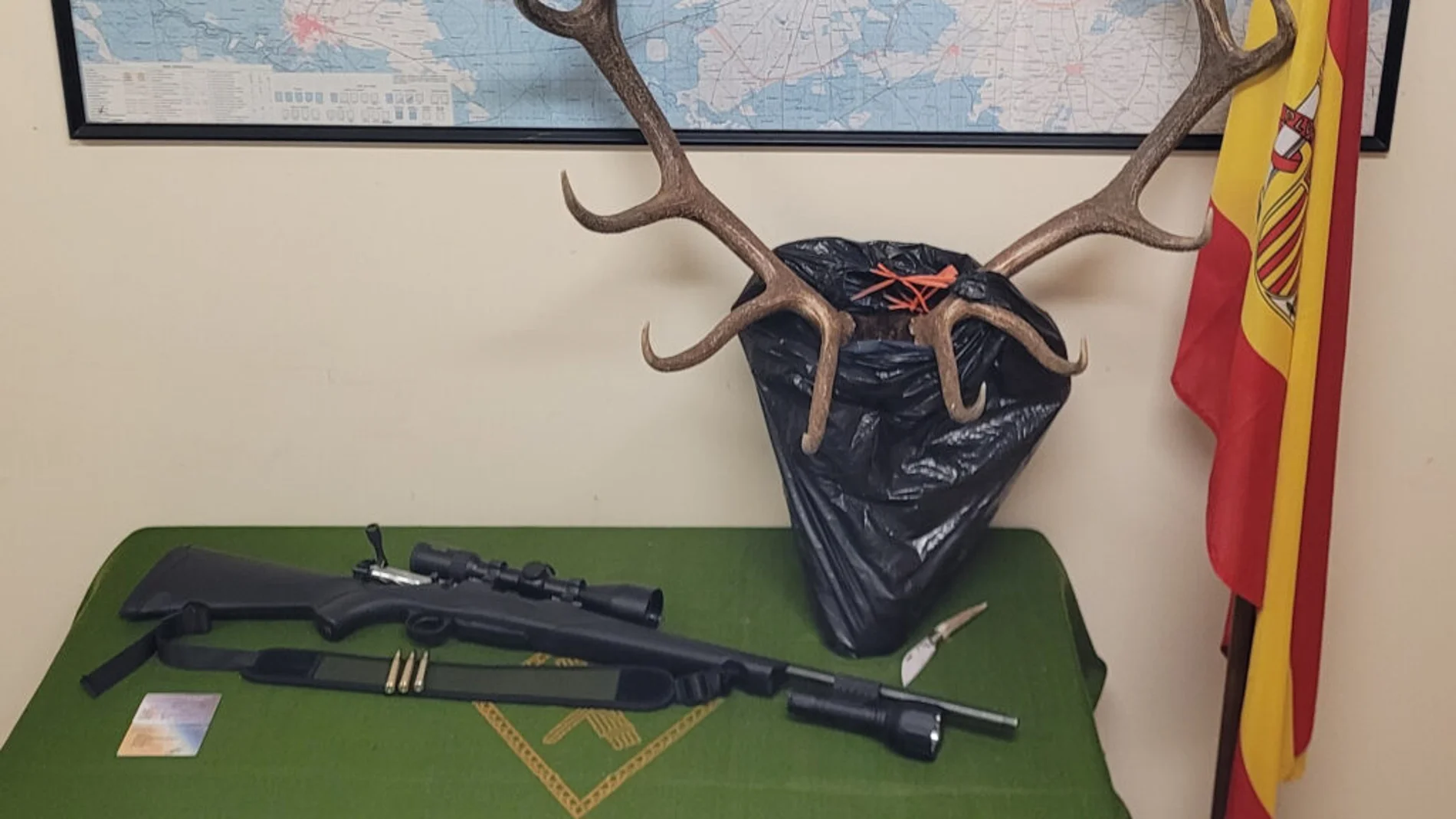 La cabeza de ciervo y el arma interceptada por la Guardia Civil