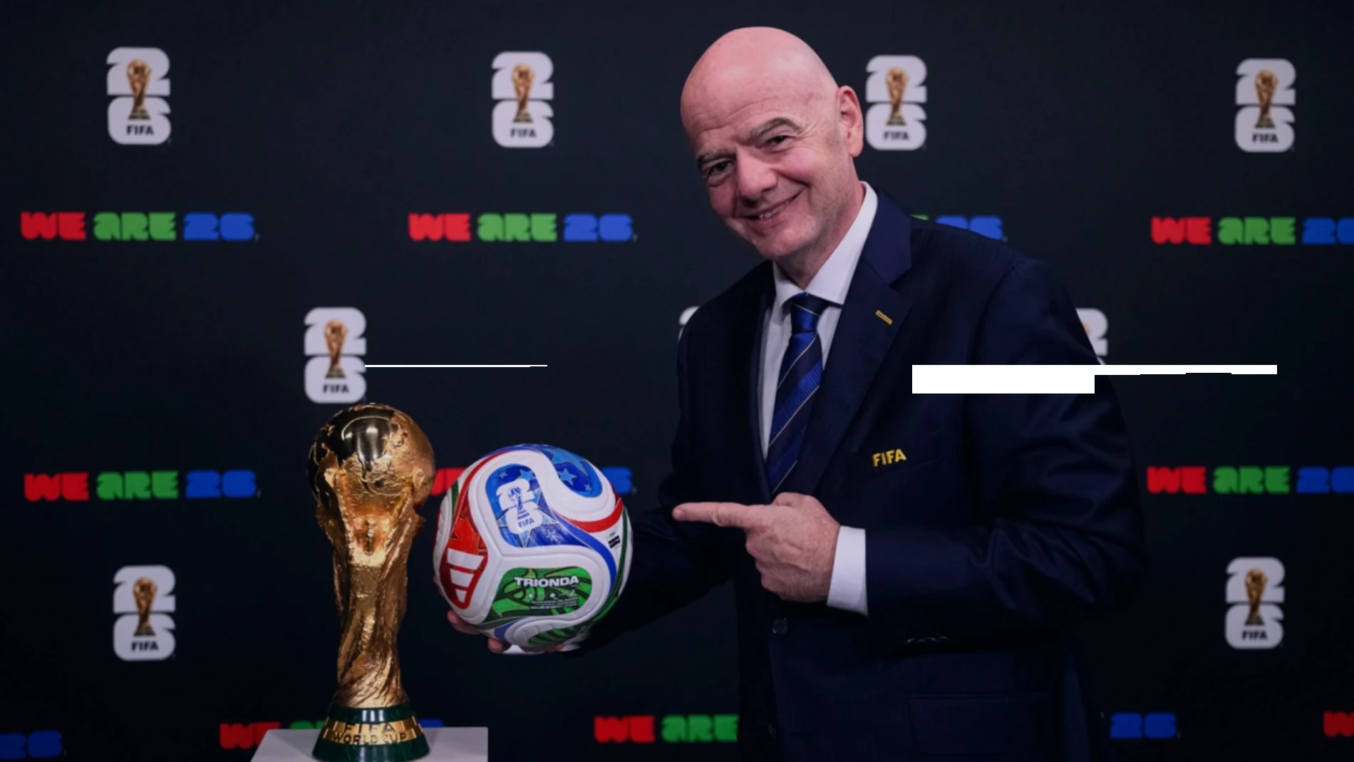 Gianni Infantino posando con el nuevo Adidas Trionda Pro, el balón oficial del Mundial 2026