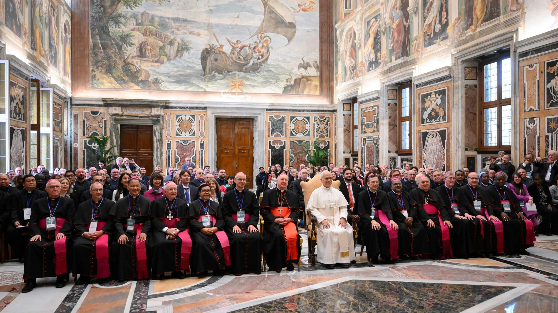 VATICAN CITY (Vatican City State (Holy See)), 03/10/2025.- A handout picture provided by Vatican Media shows Pope Leo XIV (C-R) during an audience with participants in the Second International Congress on Pastoral Care of the Elderly, Vatican City, 03 October 2025. (Papa) EFE/EPA/VATICAN MEDIA HANDOUT HANDOUT EDITORIAL USE ONLY/NO SALES