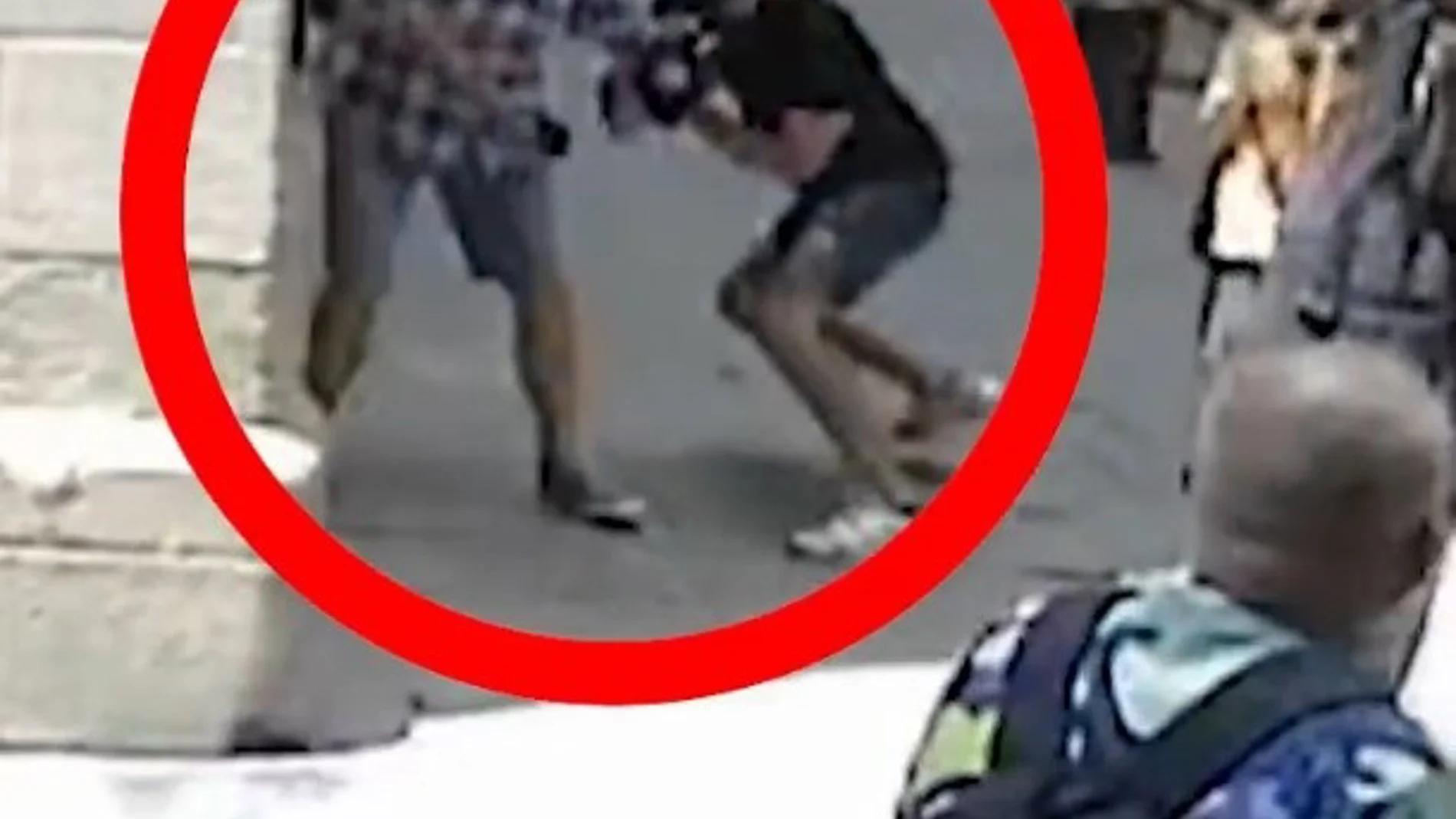 Imagen del robo de un reloj de lujo en Barcelona