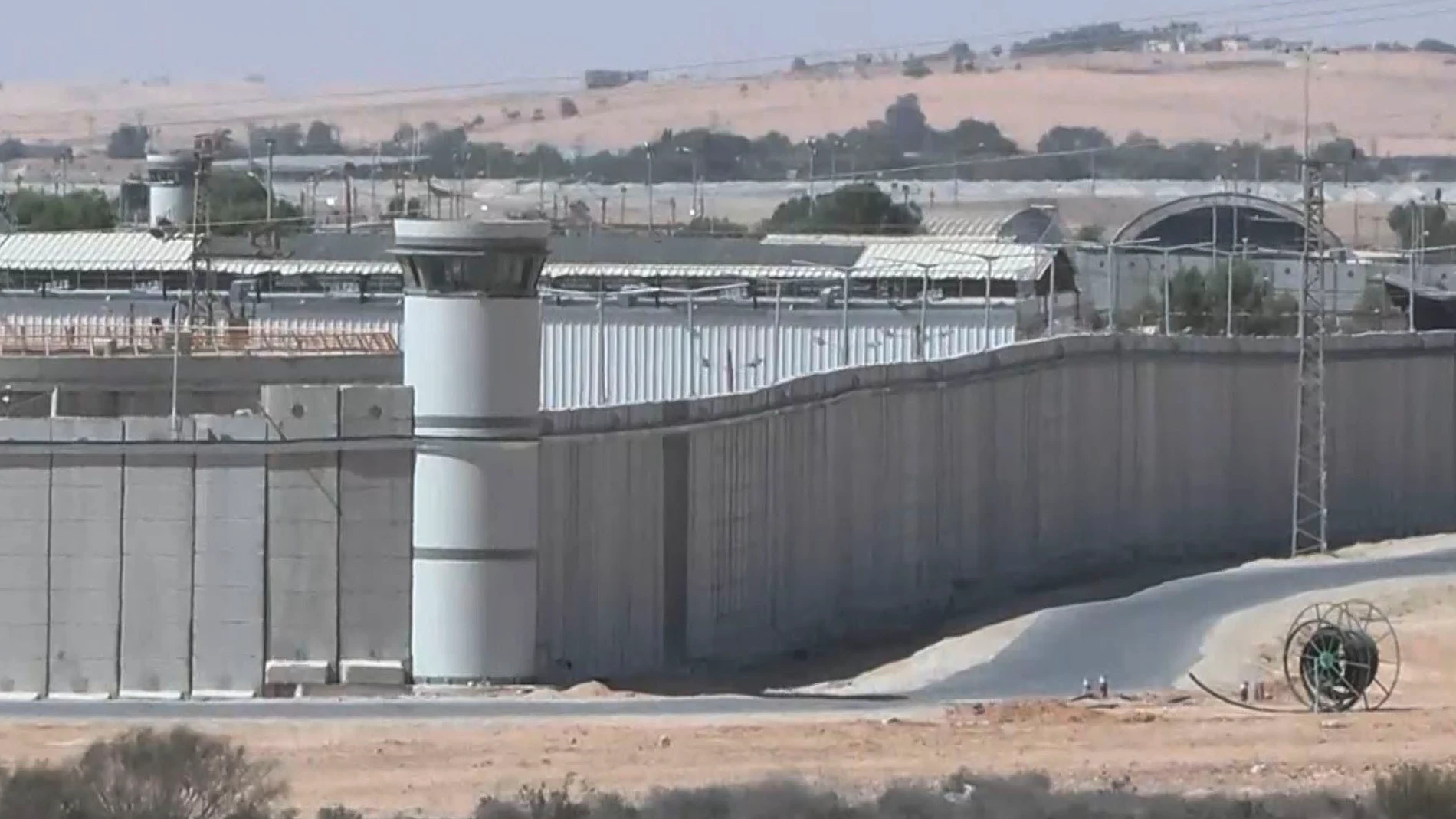 FOTODELDIA PRISIÓN DE SAHARONIM (ISRAEL), 03/10/2025.- Captura de video del exterior de la prisión de alta seguridad de Saharonim, en medio del desierto israelí del Neguev, pegada a la frontera de Egipto, que este viernes se ha convertido en un goteo de diplomáticos de al menos 16 países para visitar a sus ciudadanos detenidos cuando navegaban intentando llegar a Gaza. Soportando temperaturas de casi 40 grados recién al arranque del otoño, Saharonim está en medio de un paisaje árido, salpicad...