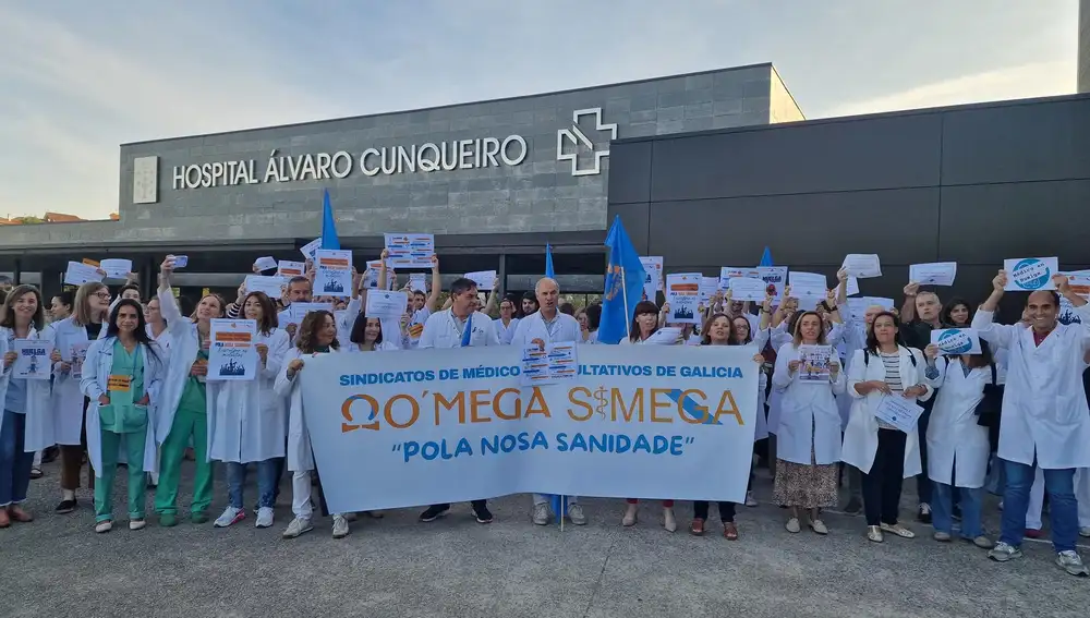 Centenares de médicos paran en Galicia para exigir un estatuto propio: "No es vocación, es explotación"