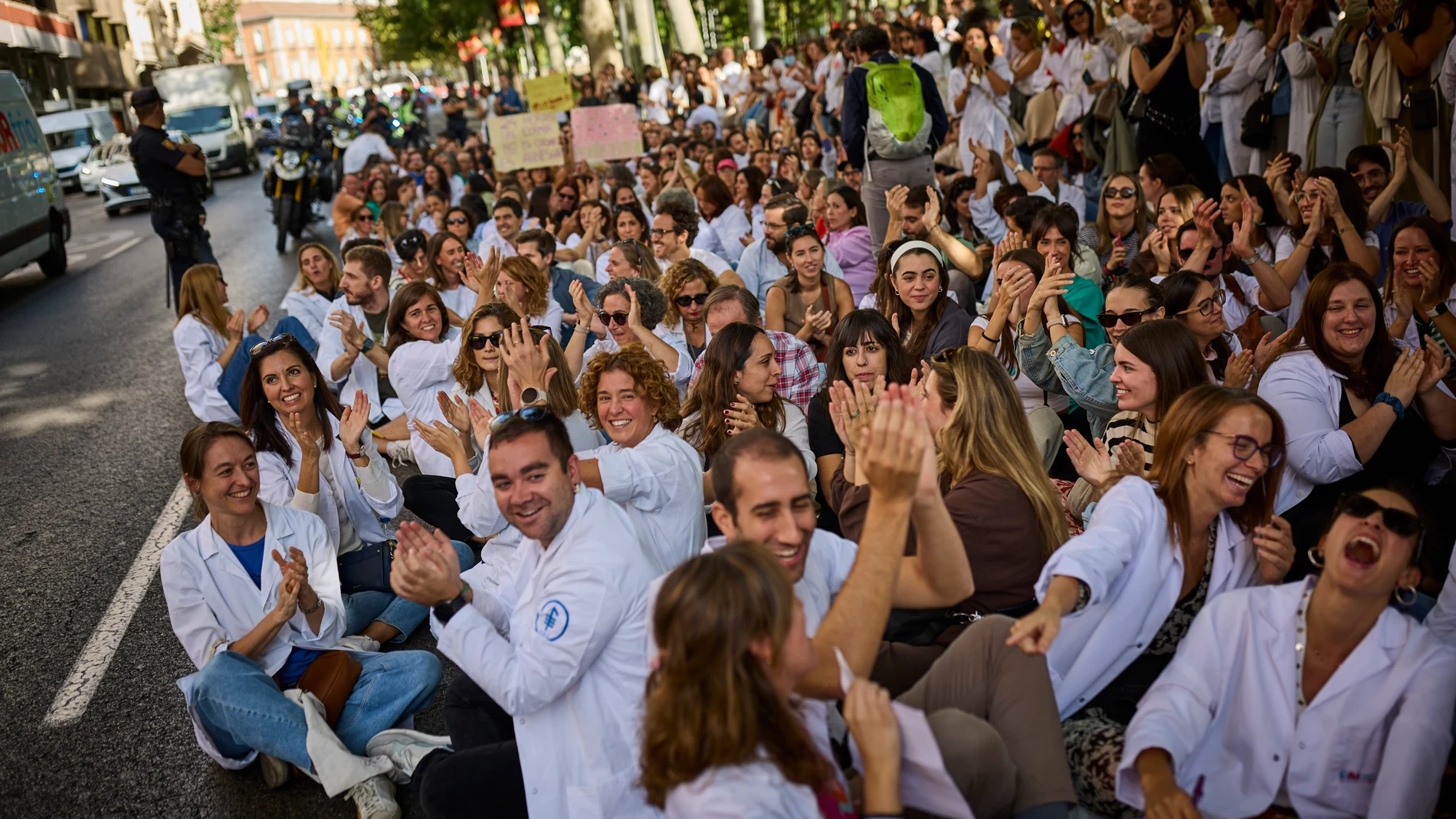 Manifestación de los médicos del Sistema Nacional de Salud durante la segunda huelga este viernes en Madrid para protestar por la propuesta del Ministerio de Sanidad para reformar el Estatuto Marco que regula las condiciones laborales de los profesionales sanitarios. © Alberto R. Roldán / Diario La Razón. 03 10 2025.