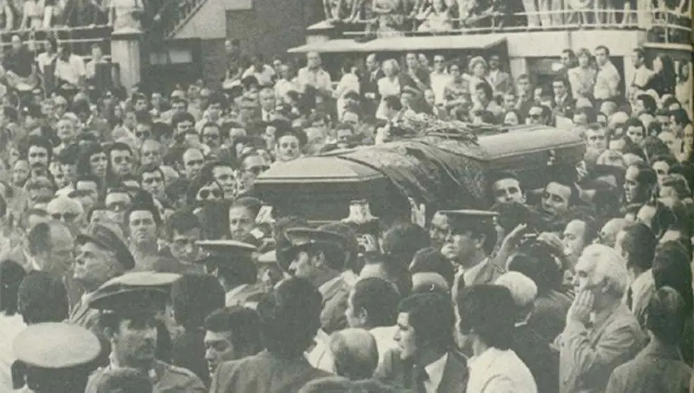 Multitudinaria vuelta al ruedo al féretro de Antonio Bienvenida en Las Ventas
