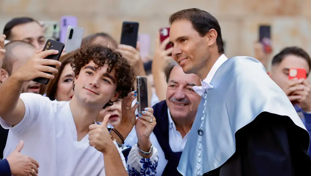 Rafa Nadal se hace un selfie con varios asistentes