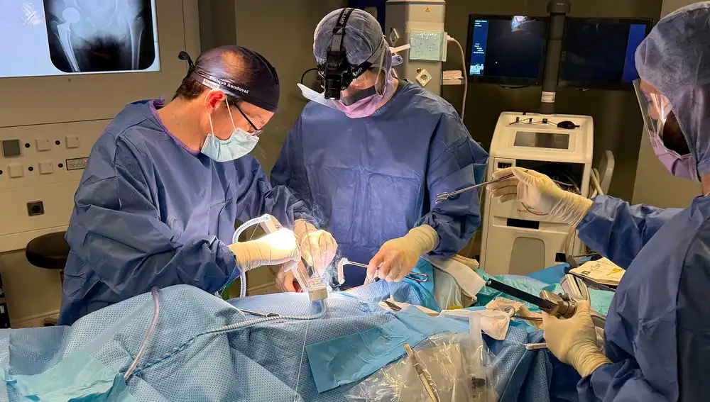 Los especialistas destacan que, gracias a este material y a la vía anterior directa, los pacientes pueden recuperar movilidad desde el primer día y mantener una vida activa.