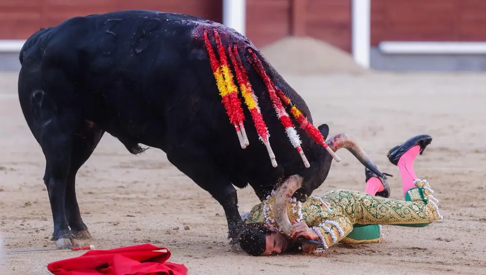 Cogida de Emilio de Justo en su primer toro