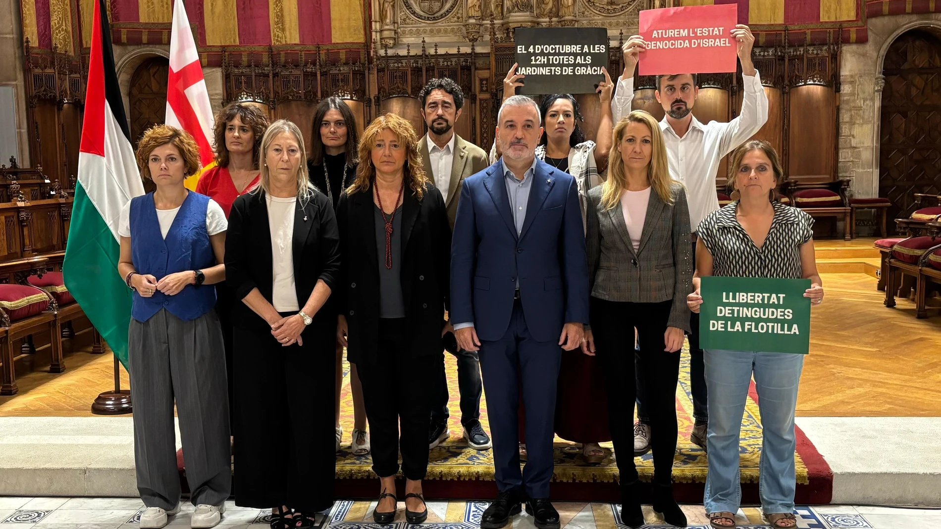 El gobierno municipal (PSC), Junts, BComú y ERC posan tras el pleno extraordinario de este viernes EUROPA PRESS 03/10/2025