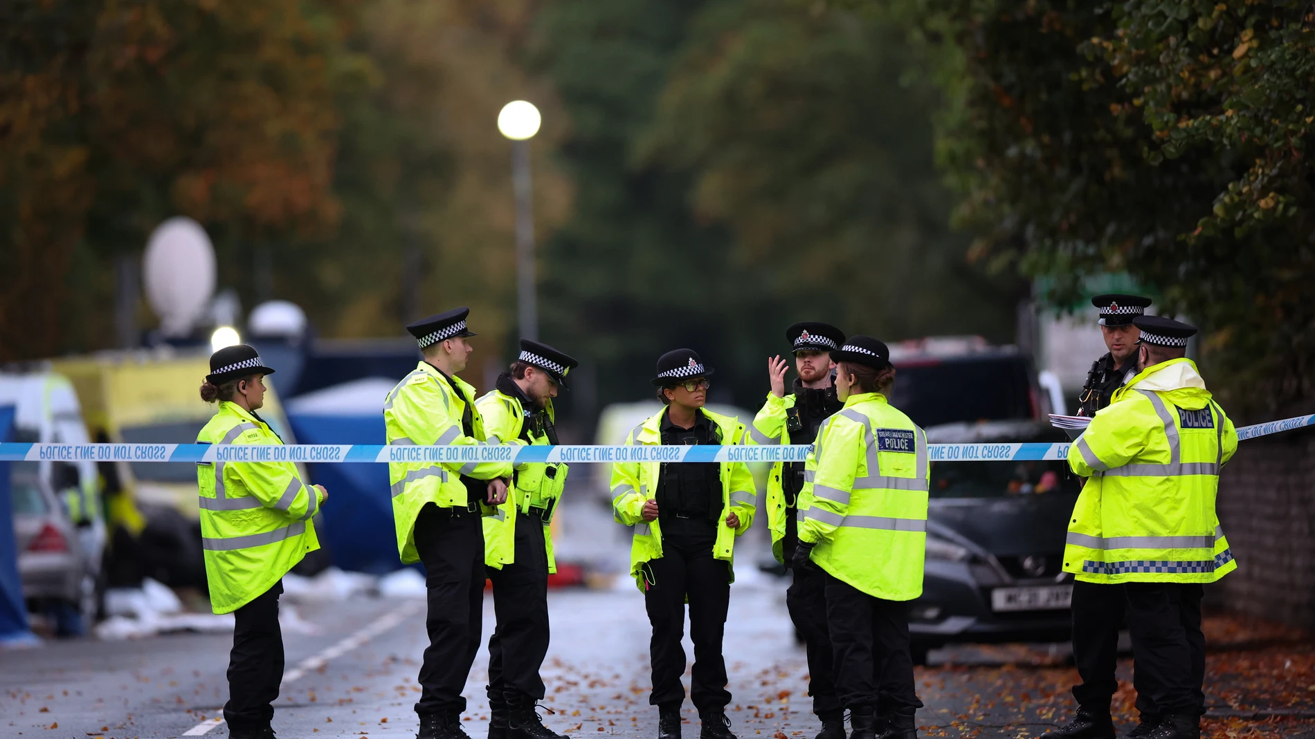 Agentes de policía investigan la escena de un ataque mortal con vehículo y apuñalamiento en una sinagoga de Manchester.