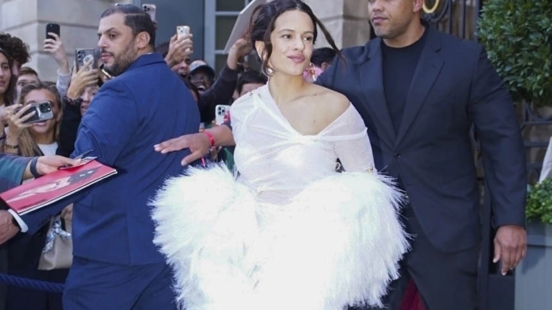 El look de Rosalía en París.