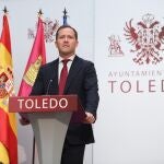 El alcalde de Toledo, Carlos Velázquez, ante los medios este martes
