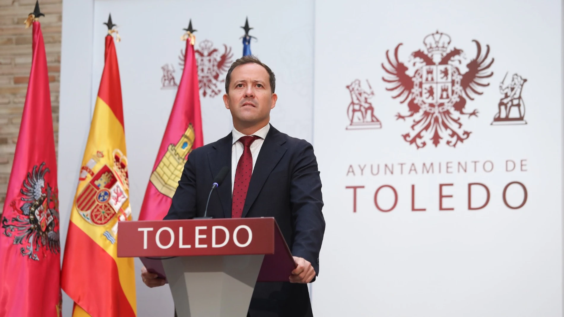 El alcalde de Toledo, Carlos Velázquez, ante los medios este martes