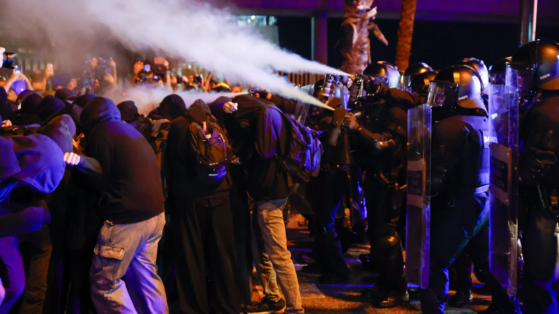 Antidisturbios de los mossos d'escuadra gasean con gas a los manifestantes, durante una manifestación a favor de Palestina, a 3 de octubre de 2025, en Barcelona (España). 03 OCTUBRE 2025 Kike Rincón / Europa Press 03/10/2025