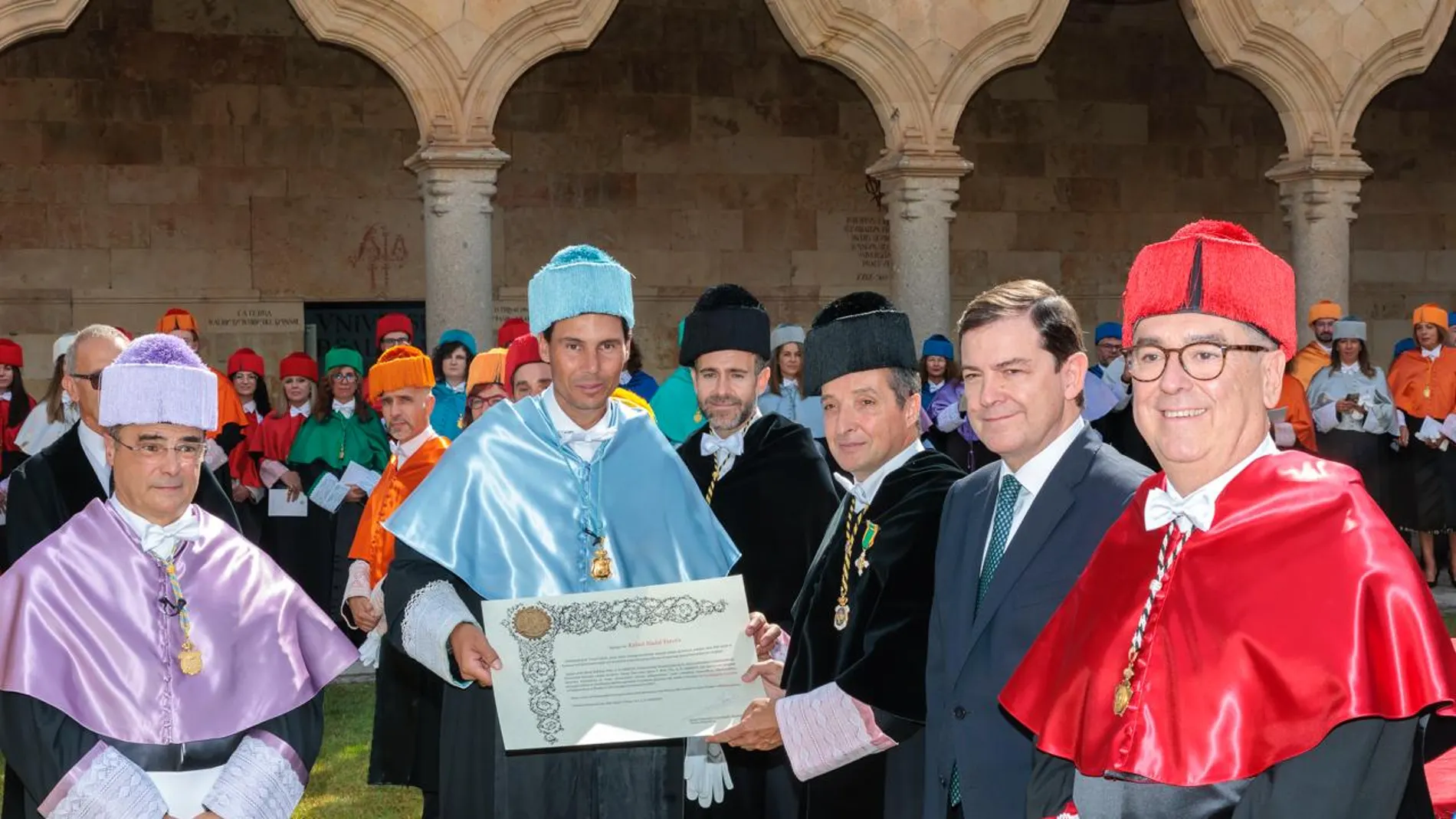 Rafa Nadal, nuevo doctor honoris causa por la Universidad de Salamanca, junto al rector Juan Manuel Corchado y el presidente de la Junta, Alfonso Fernández Mañueco
