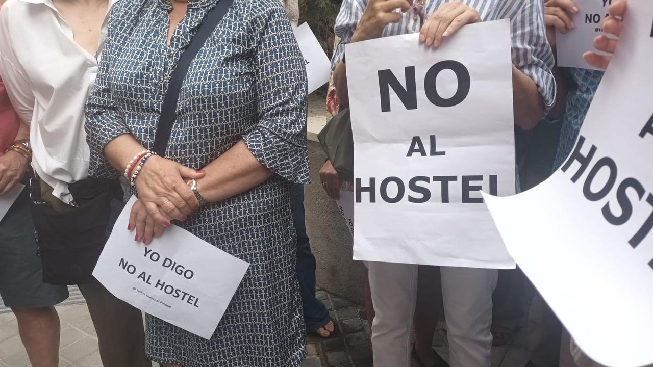 Almeida "cerraría hoy mismo" el hostel de las Avenidas, pero respetará los plazos administrativos