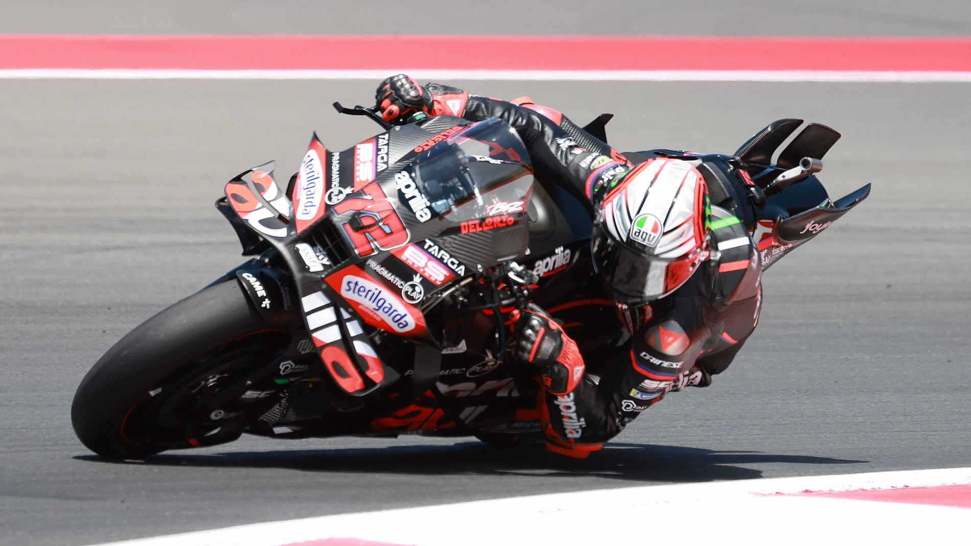 MANDALIKA (Indonesia), 03/10/2025.- MotoGP Aprilia Racing rider Marco Bezzecchi of Italy in action during free practice sessions at the Motorcycling Grand Prix of Indonesia at Mandalika Circuit in Indonesia, 03 October 2025. (Motociclismo, Italia) EFE/EPA/ADI WEDA