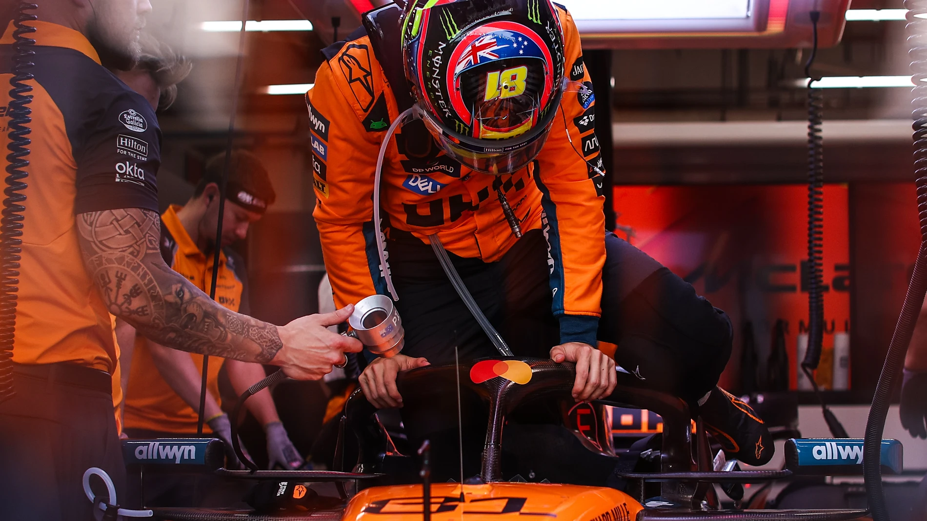 PIASTRI Oscar (aus), McLaren F1 Team MCL39, portrait during the 2025 Formula 1 Singapore Grand Prix, 18th round of the 2025 FIA Formula One World Championship from October 3 to 5, 2025 on the Marina Bay Street Circuit, in Singapore - Photo Eric Alonso / DPPI AFP7 03/10/2025 ONLY FOR USE IN SPAIN