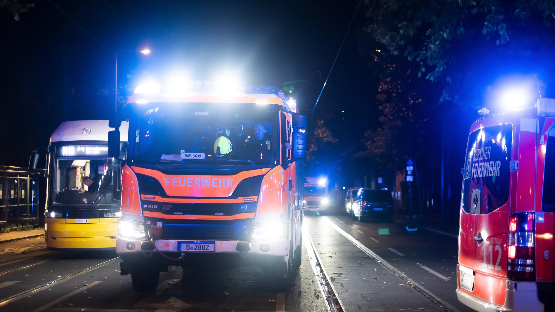 September 28, 2025, Belrlin, Germany: Fire trucks and emergency vehicles block a street during a nighttime emergency operation in Berlin, Germany...Emergency services, including police, fire crews, and medical personnel, responded to an incident at Bernauer Stra?e and Brunnenstra?e in Berlin. A medevac helicopter was dispatched as part of the nighttime emergency operation. Europa Press/Contacto/Aaron Jackendoff 28/09/2025 ONLY FOR USE IN SPAIN