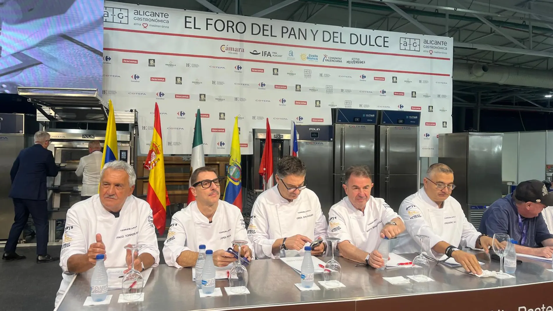 El jurado que elige hoy en Alicante la mejor tarta de chocolate del mundo