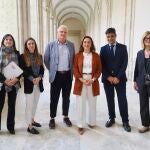 (I-D) La delegada de Europa Press en Castilla y León, Ana Rodríguez; la directora de Desarrollo de Negocio de Europa Press, Candelas Martín de Cabiedes;el presidente de la Asociación de Comunidades de Regantes de la cuenca del Duero (Ferduero), Eloy Bailez; la consejera de Agricultura, Ganadería y Desarrollo Rural de la Junta de Castilla y León, María González Corral; el director territorial de Castilla y León de UNICAJA, Manuel Rubio; y la directora de Relaciones Institucionales de UNICAJA, María José Rivera, antes de celebrar el encuentro