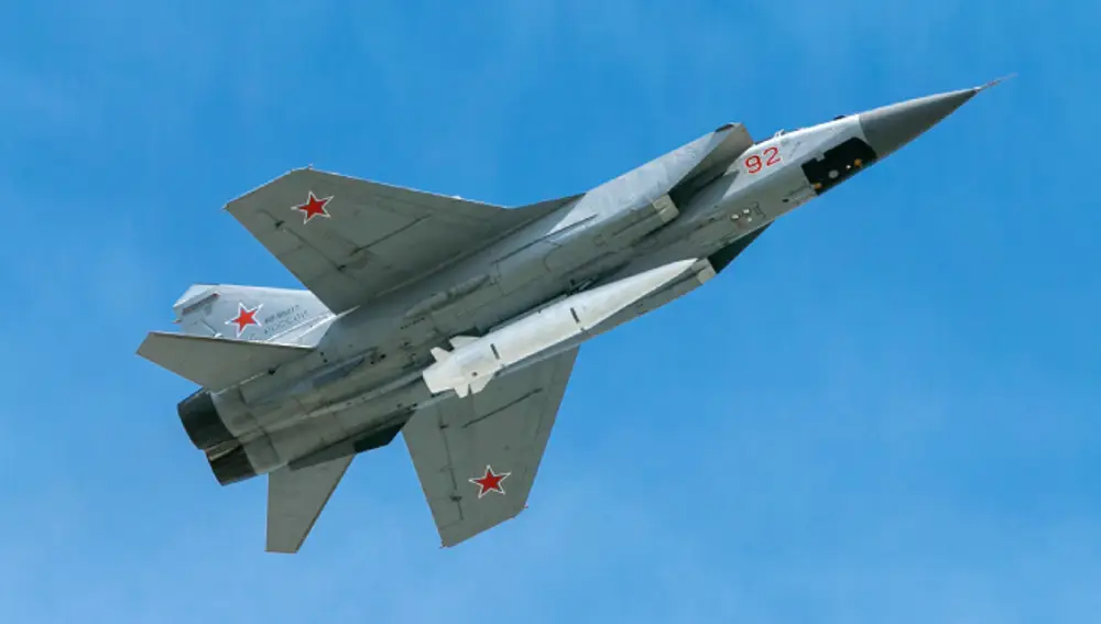 Caza ruso MiG-31K armado con un misil Kh-47M2 Kinzhal.
