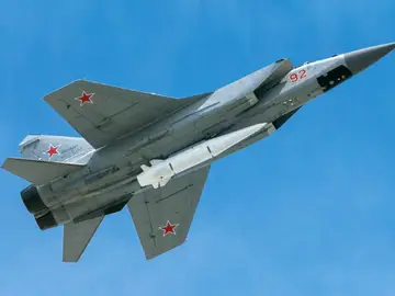 Caza ruso MiG-31K armado con un misil Kh-47M2 Kinzhal. Caza ruso MiG-31K armado con un misil Kh-47M2 Kinzhal.
