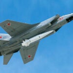 Caza ruso MiG-31K armado con un misil Kh-47M2 Kinzhal.