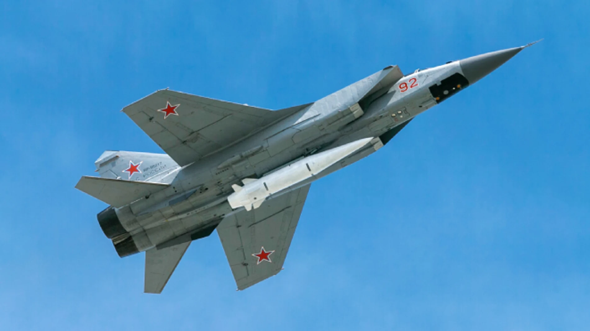 Caza ruso MiG-31K armado con un misil Kh-47M2 Kinzhal.
