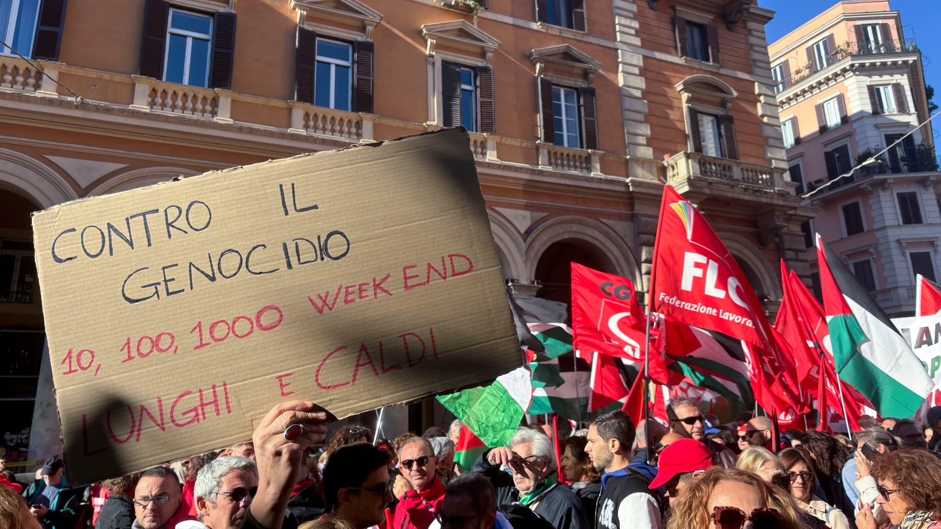 ROMA (ITALIA), 03/10/2025.- Manifestación contra la detención de la Flotilla que pretendía alcanzar Gaza, en Roma, Italia, este viernes. Italia afronta este viernes una huelga a nivel nacional convocada por los sindicatos contra la detención de la Flotilla, con protestas en las calles de todo el país. La CGIL, el mayor sindicato italiano, y la USB han llamado a la huelga en todos los trabajadores del sector público y privado a lo largo de toda la jornada del viernes y han organizado más de ci...