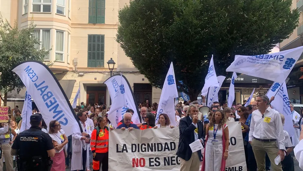 Centenares de médicos y facultativos se concentran en Palma para protestar contra el Estatuto Marco