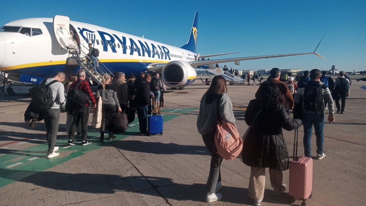 Del desplome del 30% en Santiago al recorte del 1,2% en Asturias: la oferta para invierno se reduce en 468.000 asientos en los aeropuertos en los que se replegó Ryanair