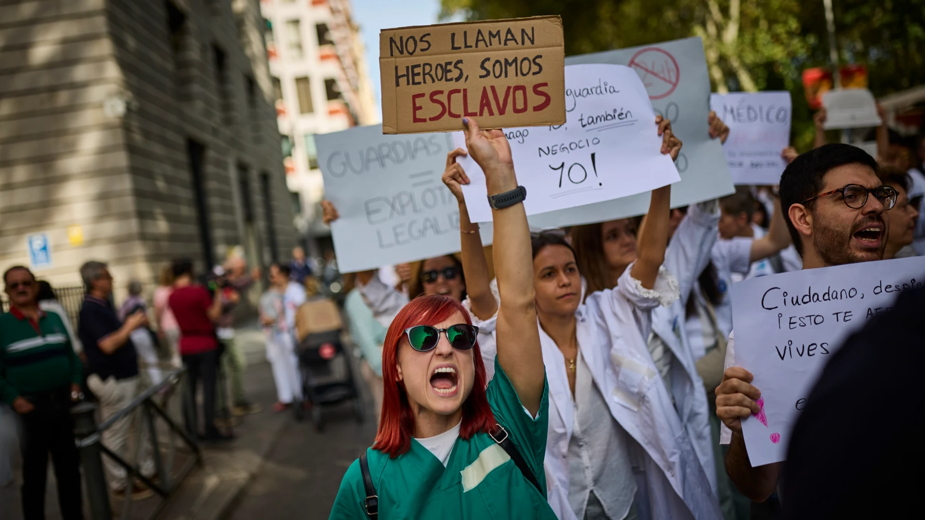 Manifestación de los médicos del Sistema Nacional de Salud durante la segunda huelga este viernes en Madrid para protestar por la propuesta del Ministerio de Sanidad para reformar el Estatuto Marco que regula las condiciones laborales de los profesionales sanitarios. © Alberto R. Roldán / Diario La Razón. 03 10 2025.