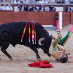 Impresionante cogida de Emilio de Justo en Las Ventas nada más comenzar 