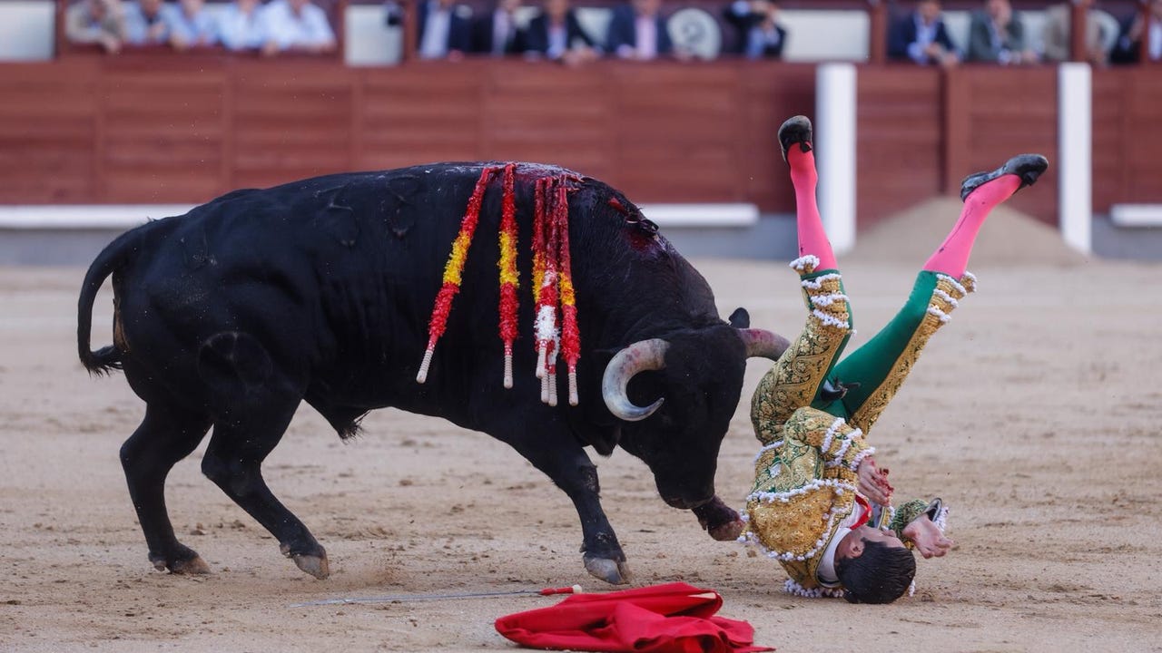 Impresionante cogida de Emilio de Justo en Las Ventas nada más comenzar
