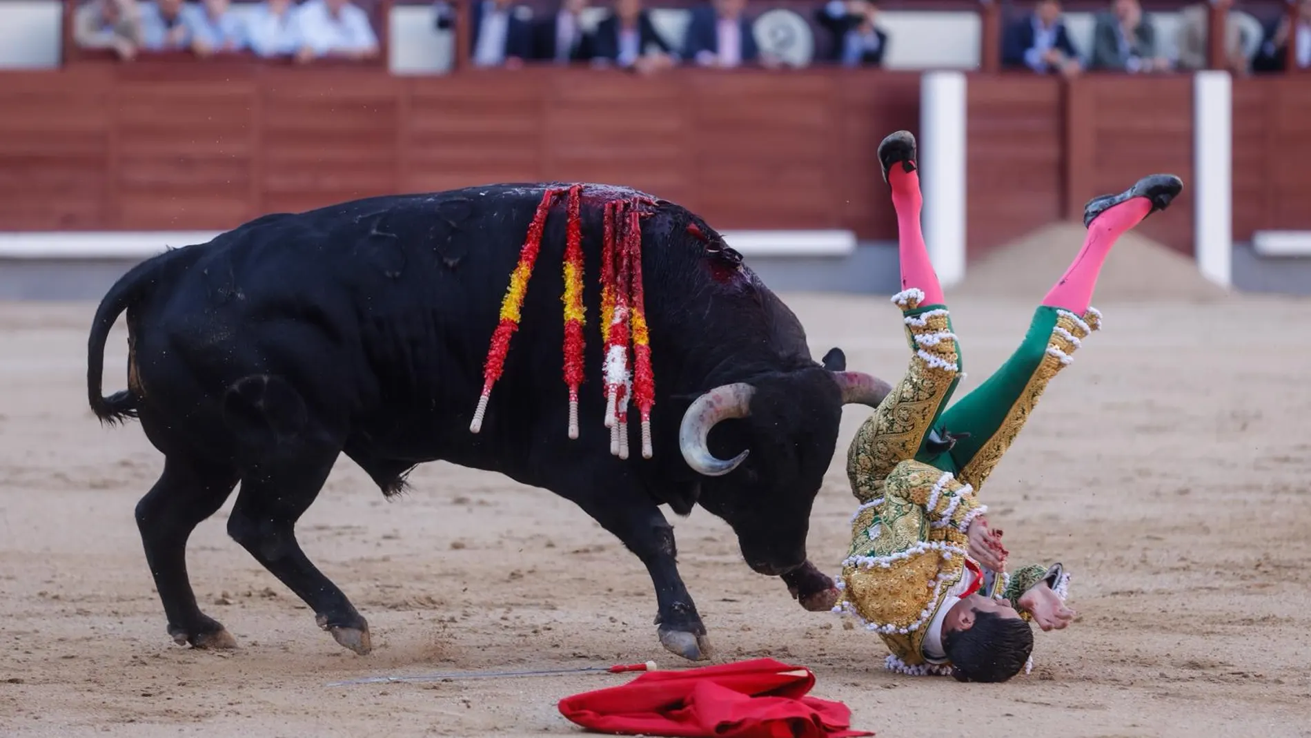 Impresionante cogida de Emilio de Justo en Las Ventas nada más comenzar