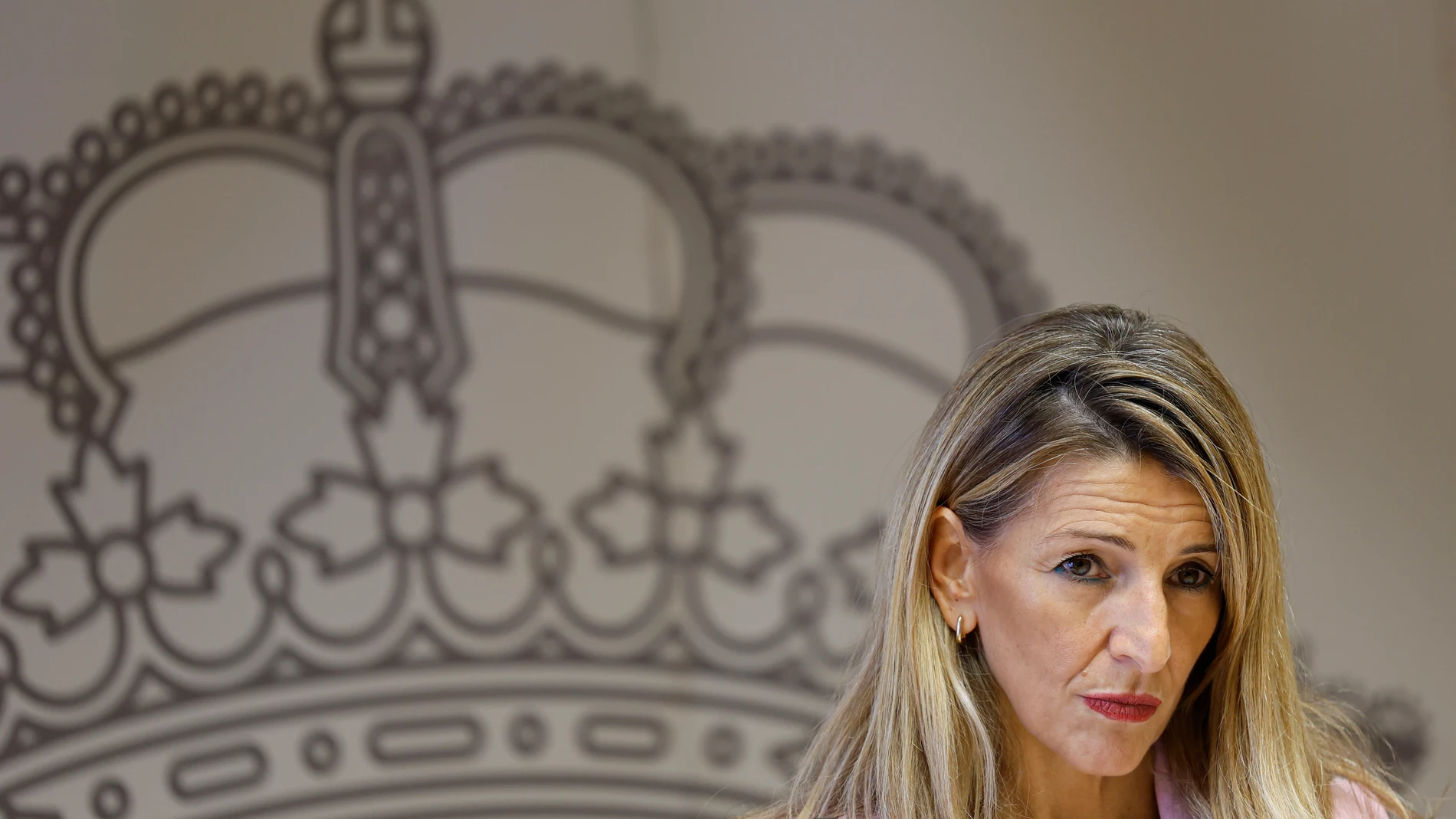 GRAFCVA9584. VALÈNCIA, 03/10/2025.- La vicepresidenta segunda del Gobierno y ministra de Trabajo y Economía Social, Yolanda Díaz (centro), viaja a València para comprobar la evolución de las medidas laborales adoptadas y proponer nuevas acciones tras la dana, y reunirse con los alcaldes y alcaldesas de los municipios afectados por las inundaciones de octubre de 2024, que causaron 229 víctimas mortales. En la imagen Díaz durante su comparecencia ante los medios de comunicación. EFE/Ana Escobar